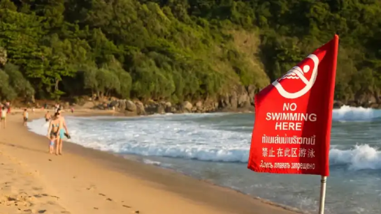 Хвилі до 3-х метрів: у Таїланді заборонили купатися на популярних пляжах