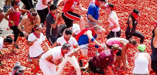 Тисячі людей святкують фестиваль помідорів «La Tomatina» в Іспанії