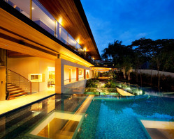 Неймовірна резиденція зі скляними сходами у Сінгапурі