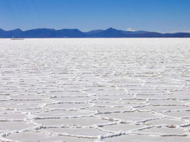 У Болівії є незвичайна рівнина Salar de Uyuni, яка покрита товстим шаром солі