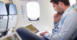 Чому не можна зберігати гаджети на багажних полицях в літаках?