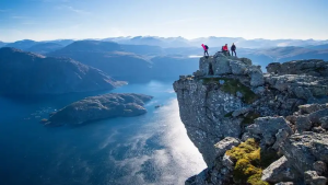 Екстрим в Норвегії: найвища морська скеля Європи відкрилась для туристів