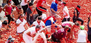 Тисячі людей святкують фестиваль помідорів «La Tomatina» в Іспанії